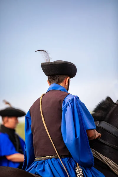 Hortobagy Hungary August 202021年 匈牙利西科人穿着传统的民族服装炫耀他的经过训练的马 匈牙利 Hortobagy 匈牙利 传统牧马人 — 图库照片