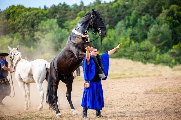 Hortobagy Hongarije Augustus 202021 Hongaarse Csikos Traditioneel Volkskostuum Pronken Met — Stockfoto