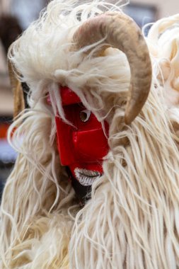 Mohacs, Macaristan, 24 Şubat 2022: Busojaras, Macaristan 'ın Mohcs kentinde yaşayan okçunun yıllık kutlaması. Kutlamada Buss yer alıyor ve halk müziği, maskeli balo, geçit törenleri ve dans da yer alıyor. Busjrs altı gün sürer..