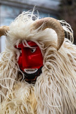 Mohacs, Macaristan, 24 Şubat 2022: Busojaras, Macaristan 'ın Mohcs kentinde yaşayan okçunun yıllık kutlaması. Kutlamada Buss yer alıyor ve halk müziği, maskeli balo, geçit törenleri ve dans da yer alıyor. Busjrs altı gün sürer..