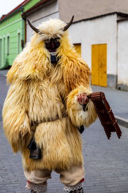 Mohacs, Macaristan, 24 Şubat 2022: Busojaras, Macaristan 'ın Mohcs kentinde yaşayan okçunun yıllık kutlaması. Kutlamada Buss yer alıyor ve halk müziği, maskeli balo, geçit törenleri ve dans da yer alıyor. Busjrs altı gün sürer..