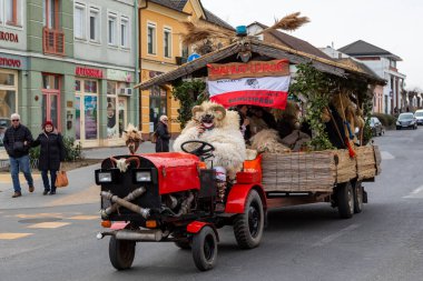 Mohacs, Macaristan, 24 Şubat 2022: Busojaras, Macaristan 'ın Mohcs kentinde yaşayan okçunun yıllık kutlaması. Kutlamada Buss yer alıyor ve halk müziği, maskeli balo, geçit törenleri ve dans da yer alıyor. Busjrs altı gün sürer..