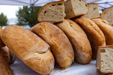 Mohacs, Macaristan, 24 Şubat 2022: Busojaras, Macaristan 'ın Mohcs kentinde yaşayan okçunun yıllık kutlaması. Kutlamada Buss yer alıyor ve halk müziği, maskeli balo, geçit törenleri ve dans da yer alıyor. Busjrs altı gün sürer..