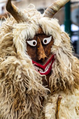 Mohacs, Macaristan, 24 Şubat 2022: Busojaras, Macaristan 'ın Mohcs kentinde yaşayan okçunun yıllık kutlaması. Kutlamada Buss yer alıyor ve halk müziği, maskeli balo, geçit törenleri ve dans da yer alıyor. Busjrs altı gün sürer..