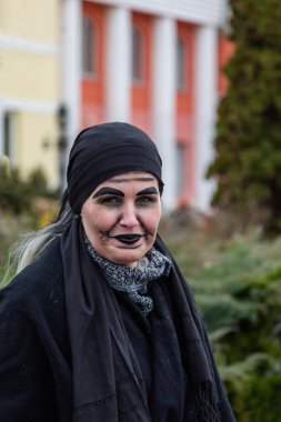 Mohacs, Macaristan, 24 Şubat 2022: Busojaras, Macaristan 'ın Mohcs kentinde yaşayan okçunun yıllık kutlaması. Kutlamada Buss yer alıyor ve halk müziği, maskeli balo, geçit törenleri ve dans da yer alıyor. Busjrs altı gün sürer..