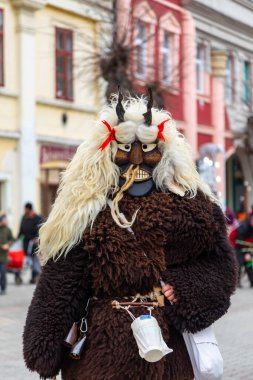 Mohacs, Macaristan, 24 Şubat 2022: Busojaras, Macaristan 'ın Mohcs kentinde yaşayan okçunun yıllık kutlaması. Kutlamada Buss yer alıyor ve halk müziği, maskeli balo, geçit törenleri ve dans da yer alıyor. Busjrs altı gün sürer..