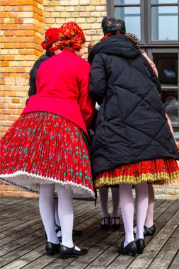 Mohacs, Macaristan, 24 Şubat 2022: Busojaras, Macaristan 'ın Mohcs kentinde yaşayan okçunun yıllık kutlaması. Kutlamada Buss yer alıyor ve halk müziği, maskeli balo, geçit törenleri ve dans da yer alıyor. Busjrs altı gün sürer..