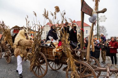 Mohacs, Macaristan, 24 Şubat 2022: Busojaras, Macaristan 'ın Mohcs kentinde yaşayan okçunun yıllık kutlaması. Kutlamada Buss yer alıyor ve halk müziği, maskeli balo, geçit törenleri ve dans da yer alıyor. Busjrs altı gün sürer..