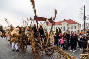 Mohacs, Macaristan, 24 Şubat 2022: Busojaras, Macaristan 'ın Mohcs kentinde yaşayan okçunun yıllık kutlaması. Kutlamada Buss yer alıyor ve halk müziği, maskeli balo, geçit törenleri ve dans da yer alıyor. Busjrs altı gün sürer..