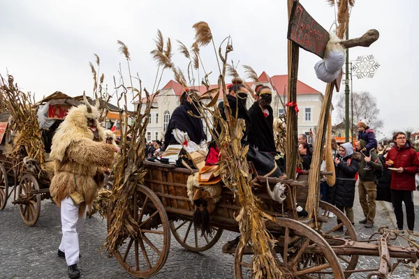 Mohacs, Macaristan, 24 Şubat 2022: Busojaras, Macaristan 'ın Mohcs kentinde yaşayan okçunun yıllık kutlaması. Kutlamada Buss yer alıyor ve halk müziği, maskeli balo, geçit törenleri ve dans da yer alıyor. Busjrs altı gün sürer..
