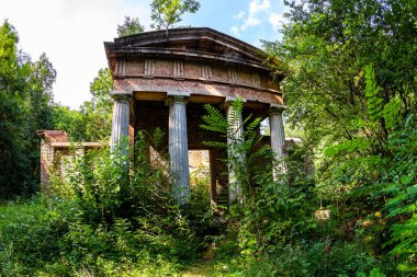  Ormanın kırsalında klasik bir harabe..