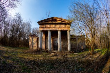  Ormanın kırsalında klasik bir harabe..