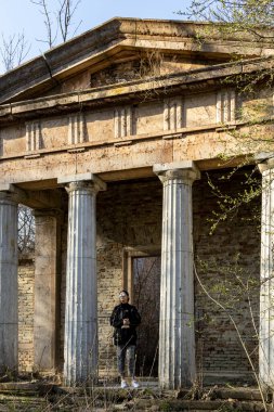 Macaristan Bisiklet Pazarı. 2, 2022: Ormanın kırsal kesiminde kimliği belirsiz bir kadın..