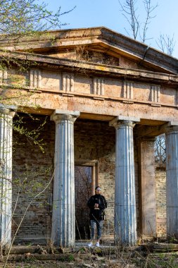 Macaristan Bisiklet Pazarı. 2, 2022: Ormanın kırsal kesiminde kimliği belirsiz bir kadın..