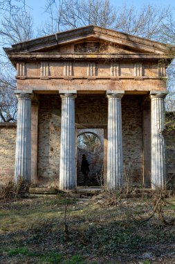 Macaristan Bisiklet Pazarı. 2, 2022: Ormanın kırsal kesiminde kimliği belirsiz bir kadın..