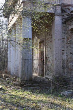 Macaristan Bisiklet Pazarı. 2, 2022: Ormanın kırsal kesiminde kimliği belirsiz bir kadın..