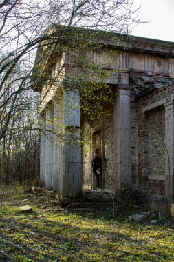 Macaristan Bisiklet Pazarı. 2, 2022: Ormanın kırsal kesiminde kimliği belirsiz bir kadın..