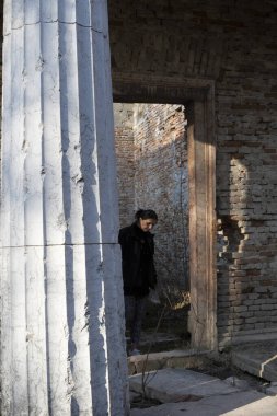 Macaristan Bisiklet Pazarı. 2, 2022: Ormanın kırsal kesiminde kimliği belirsiz bir kadın..