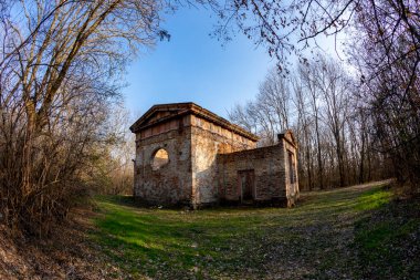  Ormanın kırsalında klasik bir harabe..