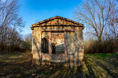  Ormanın kırsalında klasik bir harabe..