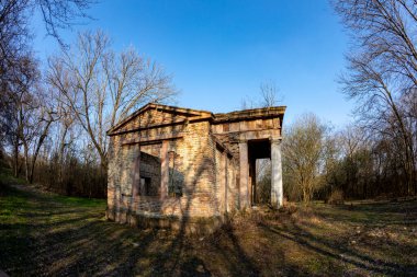  Ormanın kırsalında klasik bir harabe..