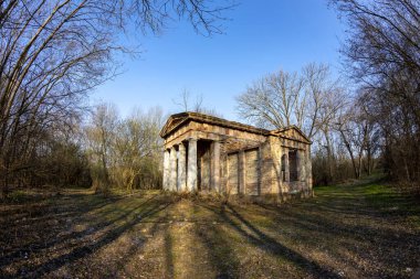  Ormanın kırsalında klasik bir harabe..