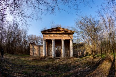  Ormanın kırsalında klasik bir harabe..