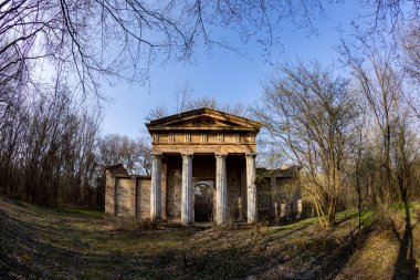  Ormanın kırsalında klasik bir harabe..