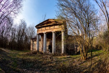 Macaristan Bisiklet Pazarı. 2, 2022: Ormanın kırsal kesiminde kimliği belirsiz bir kadın..