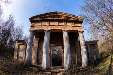  Ormanın kırsalında klasik bir harabe..