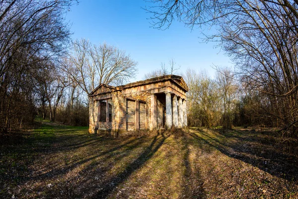 Une Ruine Classique Campagne Dans Forêt — Photo