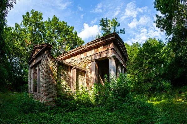 Une Ruine Classique Campagne Dans Forêt — Photo