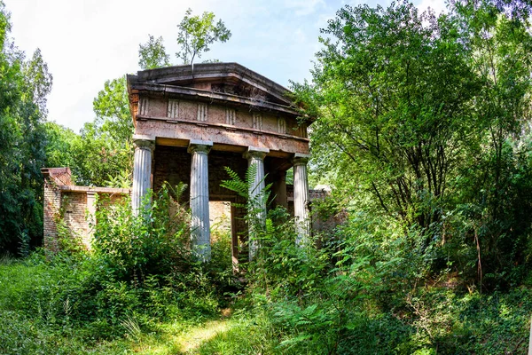 Une Ruine Classique Campagne Dans Forêt — Photo