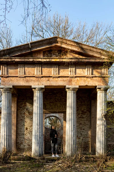 Macaristan Bisiklet Pazarı. 2, 2022: Ormanın kırsal kesiminde kimliği belirsiz bir kadın..