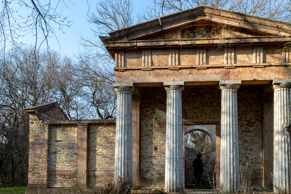 Macaristan Bisiklet Pazarı. 2, 2022: Ormanın kırsal kesiminde kimliği belirsiz bir kadın..