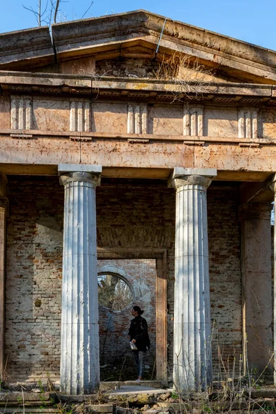 Macaristan Bisiklet Pazarı. 2, 2022: Ormanın kırsal kesiminde kimliği belirsiz bir kadın..