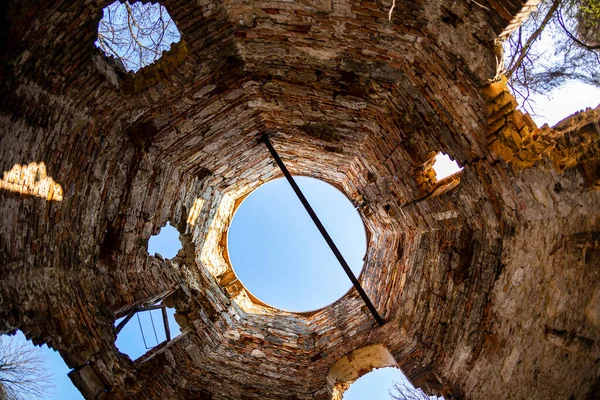  Ormanın kırsalında klasik bir harabe..