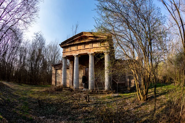 Macaristan Bisiklet Pazarı. 2, 2022: Ormanın kırsal kesiminde kimliği belirsiz bir kadın..