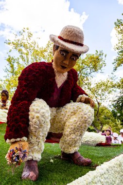 Debrecen, Macaristan - 20 Ağustos 2021: Çiçek Festivali Dev heykeller, şehrin merkezindeki farklı çiçeklerden yapılan kompozisyonlar..