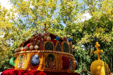 Debrecen, Macaristan - 20 Ağustos 2021: Çiçek Festivali Dev heykeller, şehrin merkezindeki farklı çiçeklerden yapılan kompozisyonlar..