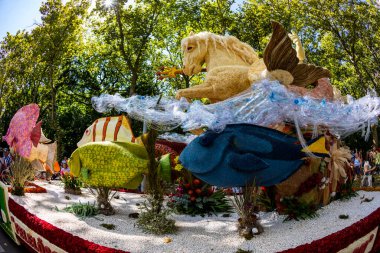 Debrecen, Macaristan - 20 Ağustos 2021: Çiçek Festivali Dev heykeller, şehrin merkezindeki farklı çiçeklerden yapılan kompozisyonlar..
