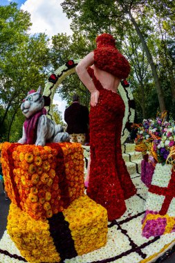 Debrecen, Macaristan - 20 Ağustos 2021: Çiçek Festivali Dev heykeller, şehrin merkezindeki farklı çiçeklerden yapılan kompozisyonlar..