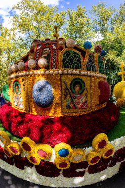 Debrecen, Macaristan - 20 Ağustos 2021: Çiçek Festivali Dev heykeller, şehrin merkezindeki farklı çiçeklerden yapılan kompozisyonlar..