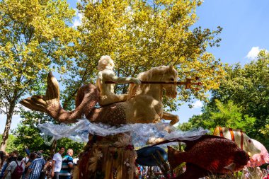 Debrecen, Macaristan - 20 Ağustos 2021: Çiçek Festivali Dev heykeller, şehrin merkezindeki farklı çiçeklerden yapılan kompozisyonlar..