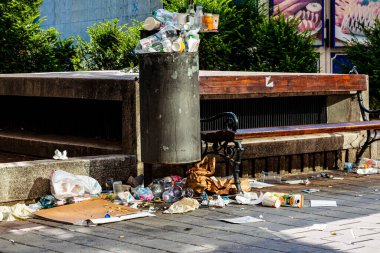 Şehirdeki çöp ve çöp tenekeleri taşmış.