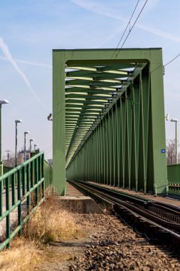 Tuna Nehri 'nin karşısındaki köprü sadece demiryolu için.