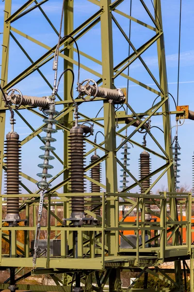 Pylons Eletricidade Que Conduzem Corrente Central Elétrica Distribuição Com Fundo — Fotografia de Stock