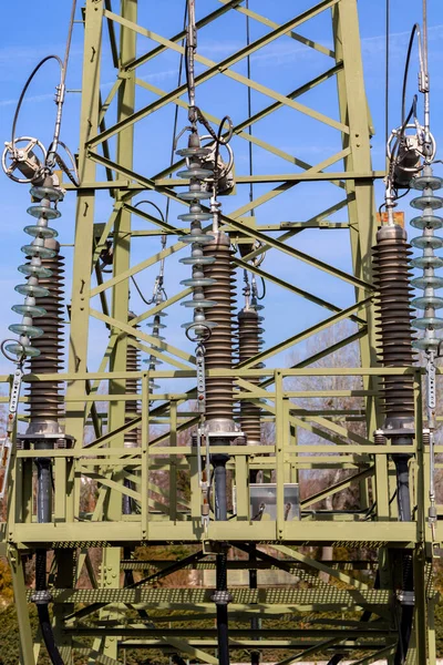 Pylônes Électricité Conduisant Courant Centrale Distribution Avec Fond Ciel Nuageux — Photo