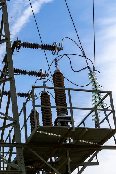 Strommasten Leiten Strom Aus Verteilungskraftwerk Mit Dramatischem Bewölkten Himmel — Stockfoto