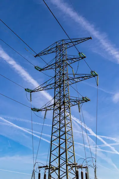 Pylons Eletricidade Que Conduzem Corrente Central Elétrica Distribuição Com Fundo — Fotografia de Stock